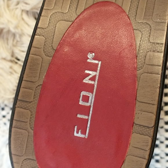 Fioni Red Leather Slide Heeled Sandals With Gold Color Metal Loop On Vamp - Picture 4 of 9